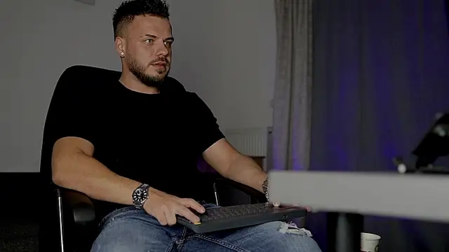 Snapshot of juliusmasters chatting on October 2025 05:34:01 PM juliusmasters online show from October 2025 05:34:01 PM