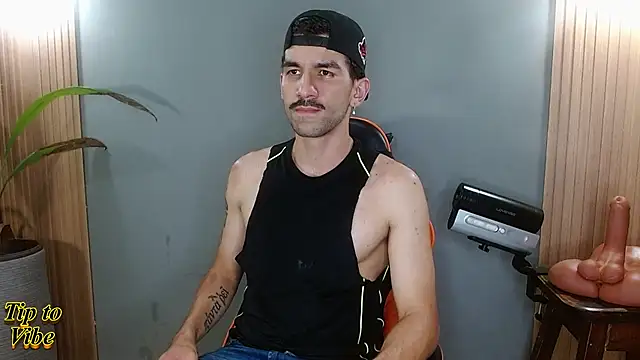 Snapshot of Mr_WhiteCock chatting on December 2025 02:07:02 AM Mr WhiteCock online show from December 2025 02:07:02 AM