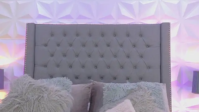 sarah salis  online show from December 2024 01:17:01 AM