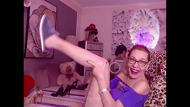 Snapshot of HornyMilf_555 chatting on January 2026 03:48:02 PM HornyMilf 555 online show from January 2026 03:48:02 PM