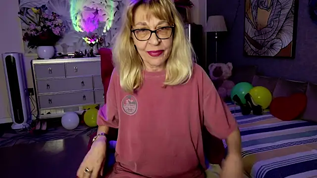 Snapshot of HornyMilf_555 chatting on February 2026 03:08:02 PM HornyMilf 555 online show from February 2026 03:08:02 PM