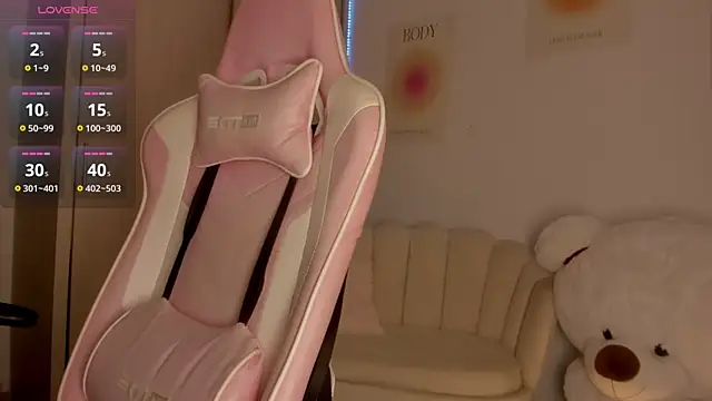 Snapshot of LittleSofia_ chatting on December 2024 01:45:01 AM LittleSofia online show from December 2024 01:45:01 AM