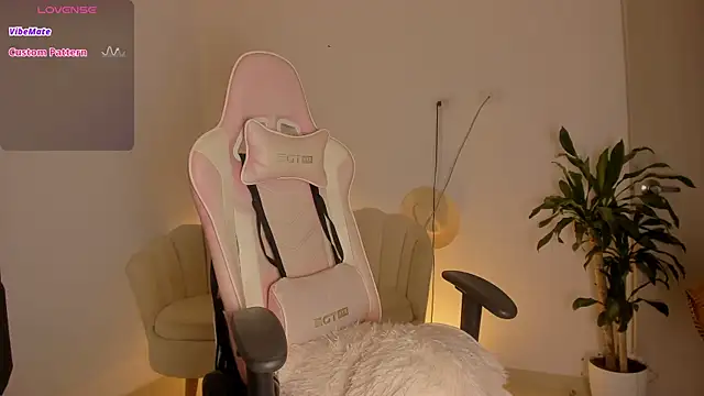 Snapshot of LittleSofia_ chatting on October 2025 02:52:01 AM LittleSofia online show from October 2025 02:52:01 AM