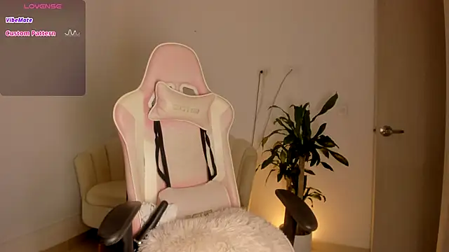 Snapshot of LittleSofia_ chatting on November 2025 02:25:01 AM LittleSofia online show from November 2025 02:25:01 AM