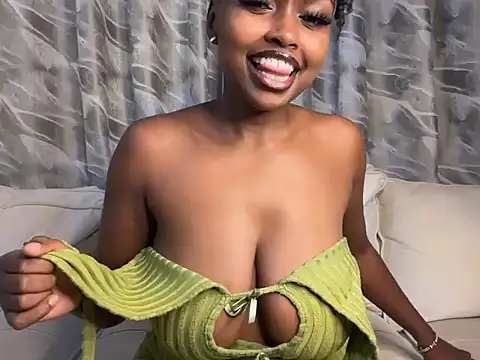 Snapshot of Chocolate_queen2 chatting on November 2025 03:44:02 PM Chocolate queen2 online show from November 2025 03:44:02 PM