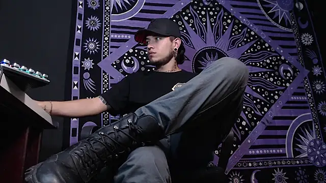 Dicaprioo  online show from January 2025 10:01:01 PM