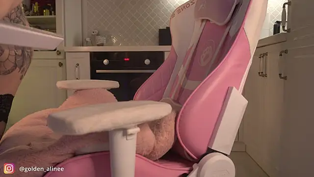 Golden Aline online show from January 2025 11:01:02 PM