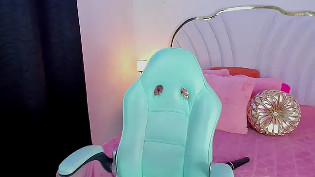 Snapshot of EmmaCrush chatting on February 2025 10:34:02 PM EmmaCrush online show from February 2025 10:34:02 PM