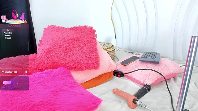 Snapshot of EmmaCrush chatting on March 2025 12:48:01 AM EmmaCrush online show from March 2025 12:48:01 AM