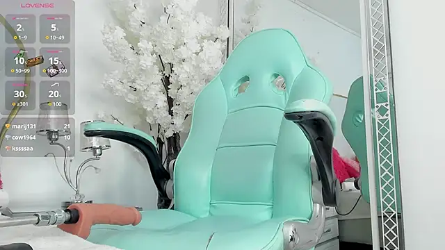 Snapshot of EmmaCrush chatting on March 2025 12:55:02 AM EmmaCrush online show from March 2025 12:55:02 AM