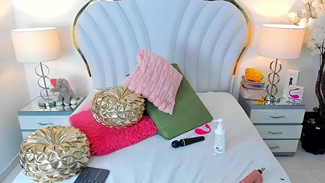 Snapshot of EmmaCrush chatting on March 2025 08:32:02 PM EmmaCrush online show from March 2025 08:32:02 PM