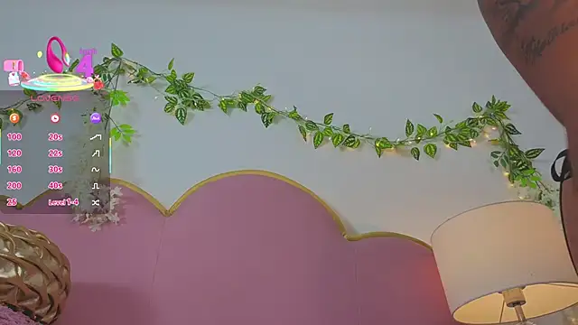 Snapshot of EmmaCrush chatting on September 2025 09:15:01 PM EmmaCrush online show from September 2025 09:15:01 PM