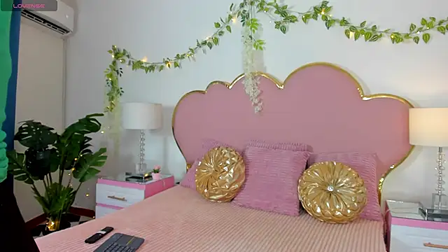 Snapshot of EmmaCrush chatting on September 2025 08:52:01 PM EmmaCrush online show from September 2025 08:52:01 PM