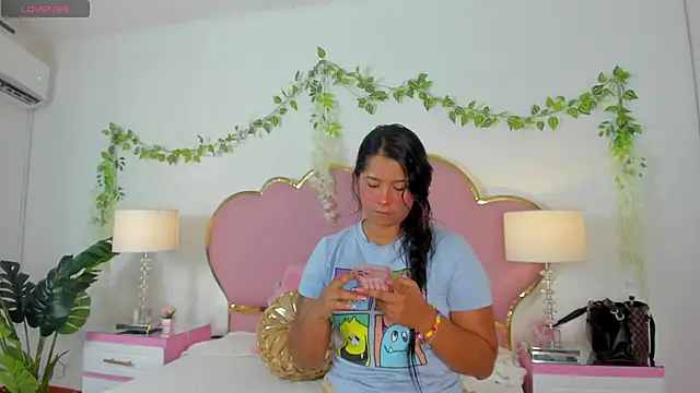 Snapshot of EmmaCrush chatting on September 2025 08:54:02 PM EmmaCrush online show from September 2025 08:54:02 PM