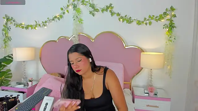 Snapshot of EmmaCrush chatting on September 2025 08:55:02 PM EmmaCrush online show from September 2025 08:55:02 PM