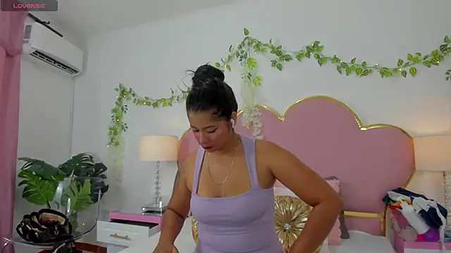 Snapshot of EmmaCrush chatting on September 2025 08:34:02 PM EmmaCrush online show from September 2025 08:34:02 PM