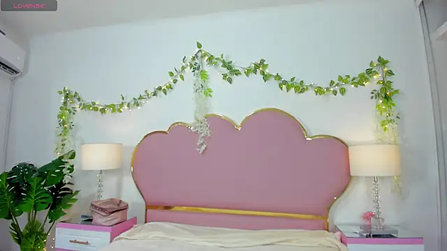 Snapshot of EmmaCrush chatting on September 2025 09:09:02 PM EmmaCrush online show from September 2025 09:09:02 PM