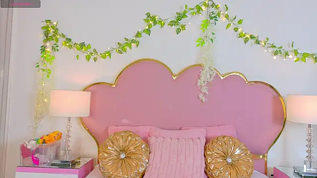 Snapshot of EmmaCrush chatting on October 2025 09:16:01 PM EmmaCrush online show from October 2025 09:16:01 PM