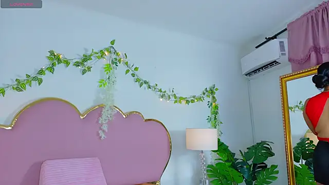 Snapshot of EmmaCrush chatting on October 2025 09:06:01 PM EmmaCrush online show from October 2025 09:06:01 PM