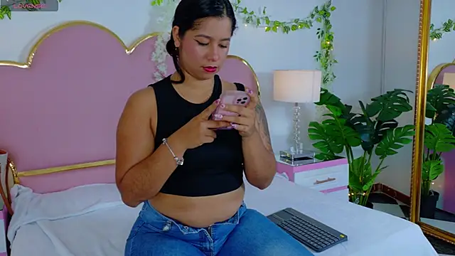 Snapshot of EmmaCrush chatting on October 2025 08:31:01 PM EmmaCrush online show from October 2025 08:31:01 PM