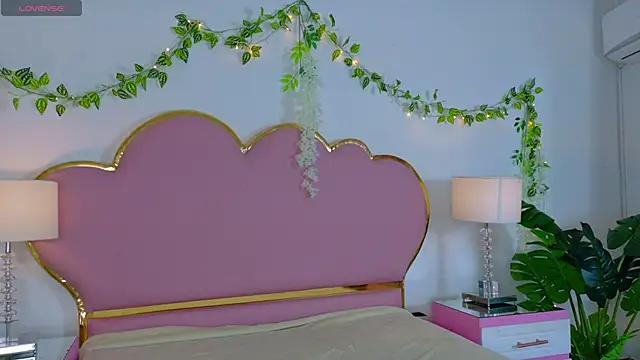 Snapshot of EmmaCrush chatting on October 2025 08:40:02 PM EmmaCrush online show from October 2025 08:40:02 PM