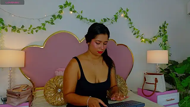 Snapshot of EmmaCrush chatting on November 2025 09:05:02 PM EmmaCrush online show from November 2025 09:05:02 PM