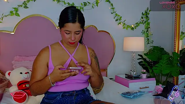 Snapshot of EmmaCrush chatting on November 2025 09:04:02 PM EmmaCrush online show from November 2025 09:04:02 PM