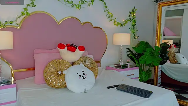 Snapshot of EmmaCrush chatting on November 2025 09:47:01 PM EmmaCrush online show from November 2025 09:47:01 PM