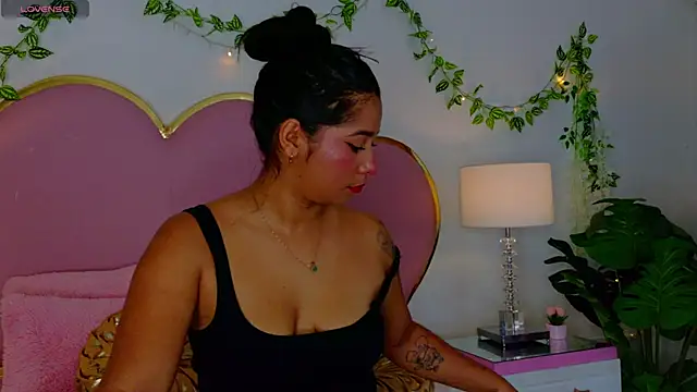 Snapshot of EmmaCrush chatting on November 2025 09:36:02 PM EmmaCrush online show from November 2025 09:36:02 PM