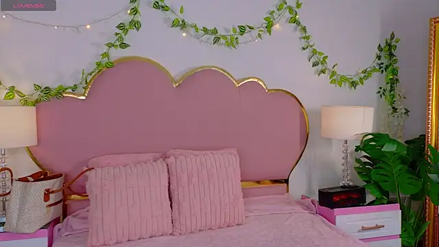 Snapshot of EmmaCrush chatting on November 2025 09:50:01 PM EmmaCrush online show from November 2025 09:50:01 PM