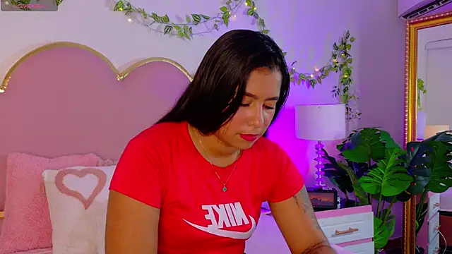 Snapshot of EmmaCrush chatting on December 2025 08:49:02 PM EmmaCrush online show from December 2025 08:49:02 PM