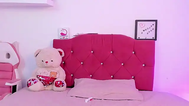 Snapshot of LucianaTomson chatting on January 2025 10:57:02 PM LucianaTomson online show from January 2025 10:57:02 PM