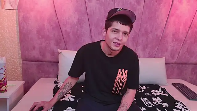 Snapshot of kendalltaylorr chatting on October 2025 12:19:02 PM kendalltaylorr online show from October 2025 12:19:02 PM