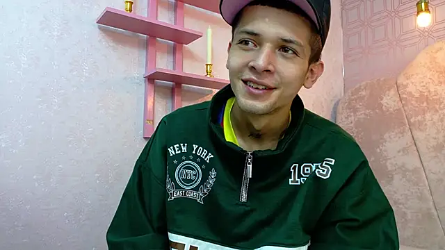 Snapshot of kendalltaylorr chatting on December 2025 12:36:01 PM kendalltaylorr online show from December 2025 12:36:01 PM