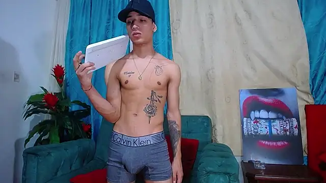 Snapshot of Leon_hot_X chatting on December 2024 10:51:01 PM Leon hot X online show from December 2024 10:51:01 PM