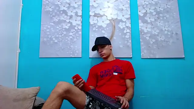 Snapshot of Leon_hot_X chatting on December 2024 11:28:02 PM Leon hot X online show from December 2024 11:28:02 PM