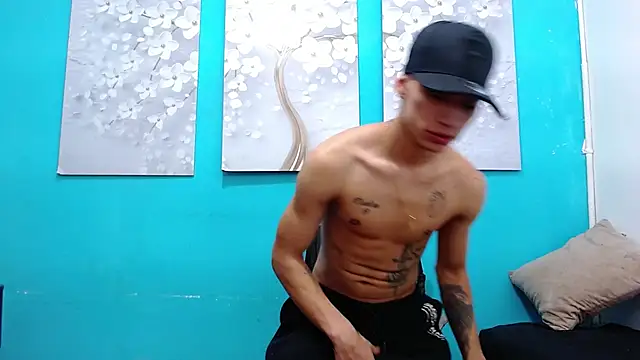 Snapshot of Leon_hot_X chatting on December 2024 02:22:02 AM Leon hot X online show from December 2024 02:22:02 AM