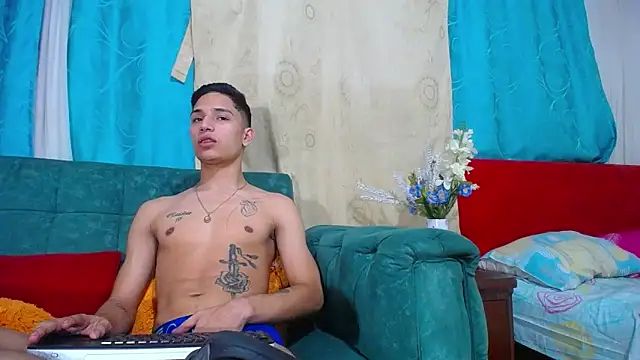 Snapshot of Leon_hot_X chatting on December 2024 02:17:01 AM Leon hot X online show from December 2024 02:17:01 AM