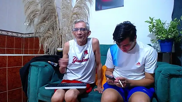 Snapshot of Leon_hot_X chatting on January 2025 11:10:02 PM Leon hot X online show from January 2025 11:10:02 PM