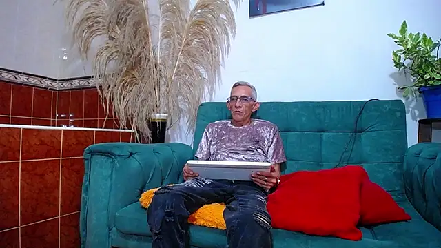 Snapshot of Leon_hot_X chatting on January 2025 09:15:01 PM Leon hot X online show from January 2025 09:15:01 PM