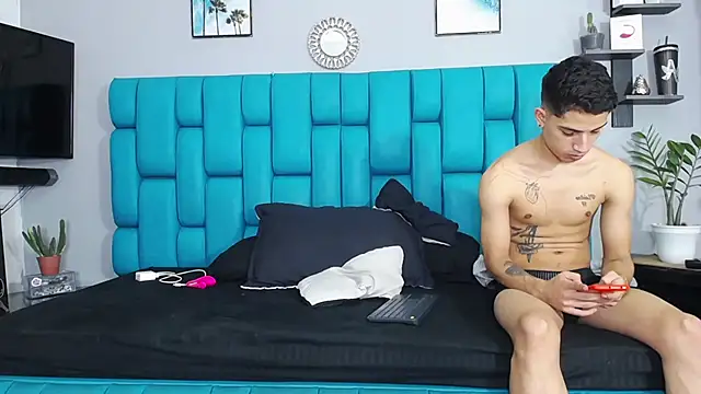 Snapshot of Leon_hot_X chatting on February 2025 09:08:02 PM Leon hot X online show from February 2025 09:08:02 PM