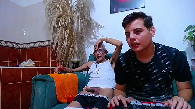 Snapshot of Leon_hot_X chatting on February 2025 10:43:01 PM Leon hot X online show from February 2025 10:43:01 PM