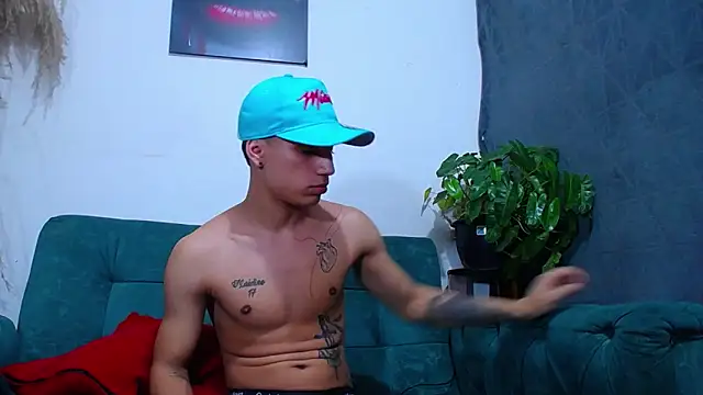 Snapshot of Leon_hot_X chatting on February 2025 01:47:01 AM Leon hot X online show from February 2025 01:47:01 AM