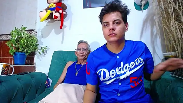 Snapshot of Leon_hot_X chatting on February 2025 01:32:01 PM Leon hot X online show from February 2025 01:32:01 PM