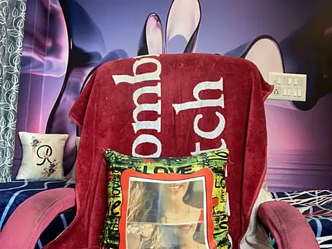 Snapshot of Royal_girl_1 chatting on March 2025 05:00:02 PM Royal girl 1 online show from March 2025 05:00:02 PM