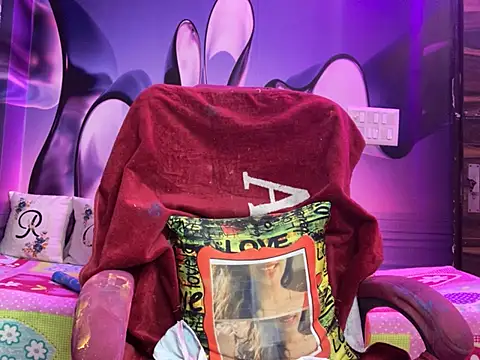 Snapshot of Royal_girl_1 chatting on March 2025 07:28:01 PM Royal girl 1 online show from March 2025 07:28:01 PM