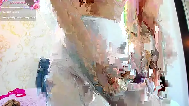 Snapshot of EIMY-ROBERTS chatting on October 2025 08:32:01 PM EIMY-ROBERTS online show from October 2025 08:32:01 PM