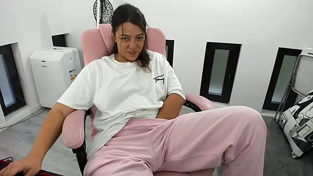 Snapshot of Dyana_Kaylinn chatting on September 2025 04:23:01 AM Dyana Kaylinn online show from September 2025 04:23:01 AM