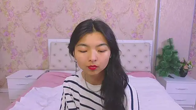 Snapshot of Shy_Kira chatting on December 2024 04:04:01 PM Shy Kira online show from December 2024 04:04:01 PM