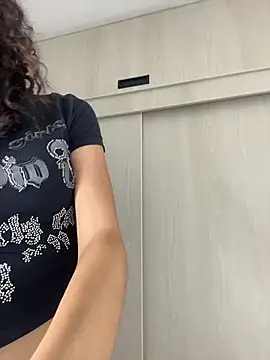 Snapshot of uniquerossie chatting on February 2026 07:05:01 AM uniquerossie online show from February 2026 07:05:01 AM